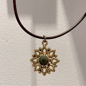 Dainty cute necklace- sun/flower design with a blue stone in the center - new